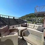 Dinbnb I 1 Minute To Tram! Newly Built With Balcony & 3 Beds