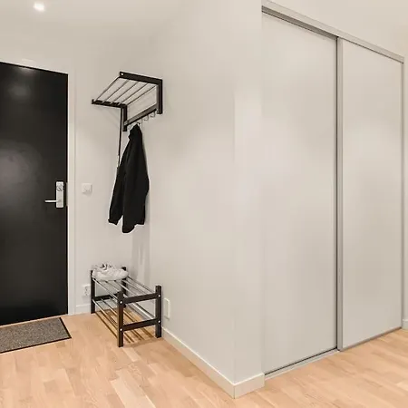 Dinbnb I 1 Minute To Tram! Newly Built With Balcony & 3 Beds Appartamento