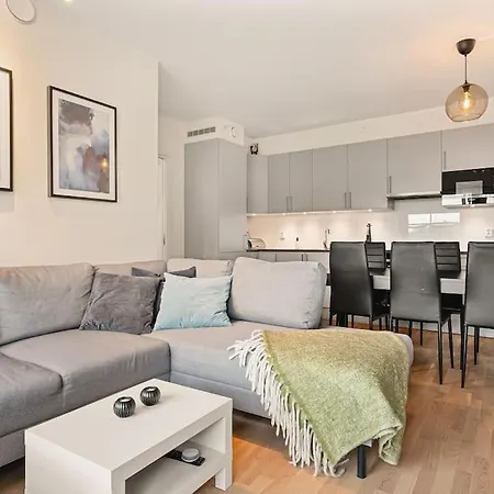Lejlighed Dinbnb I 1 Minute To Tram! Newly Built With Balcony & 3 Beds
